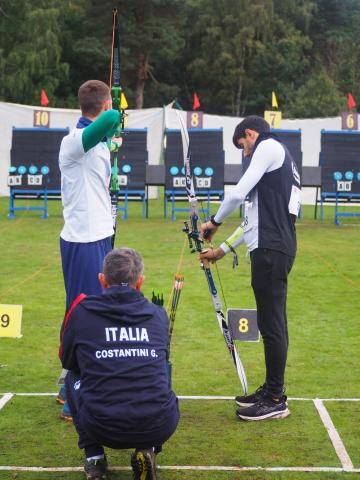 il coach Giancarlo Costantini mentre segue uno degli atleti italiani in gara