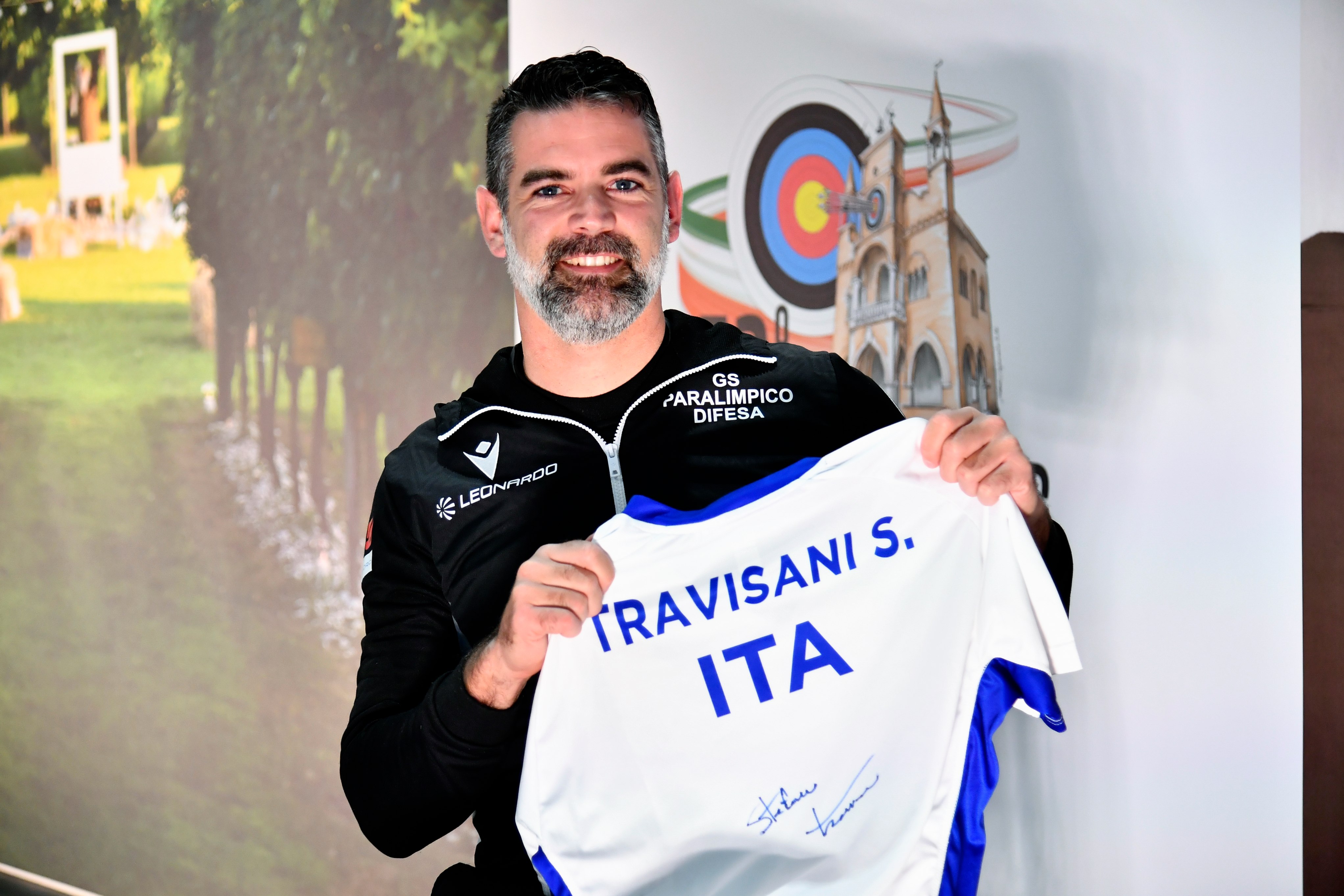 La maglia autografata di Stefano Travisani all'asta per beneficenza